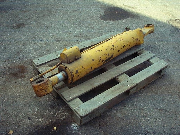 John Deere 644 B Tiltcylinder 2 of 2