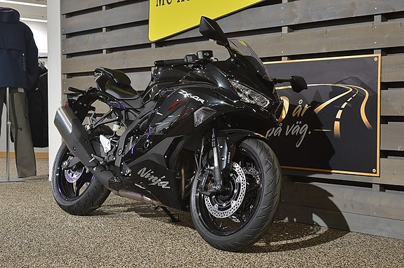 Kawasaki Ninja ZX-4R 2 of 7