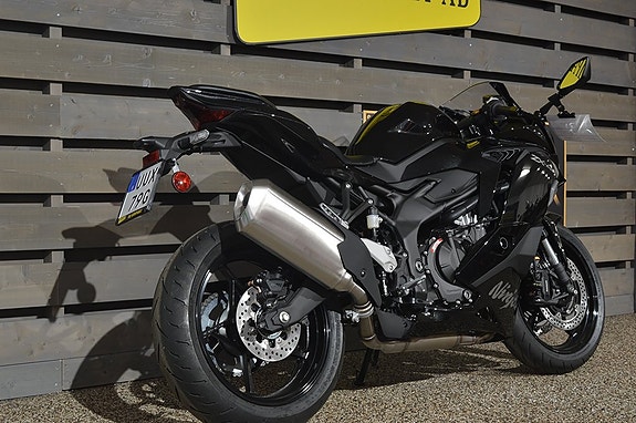 Kawasaki Ninja ZX-4R 3 of 7