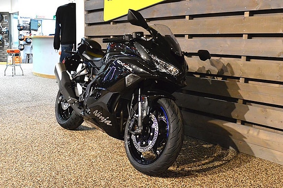 Kawasaki Ninja ZX-4R 2 of 6