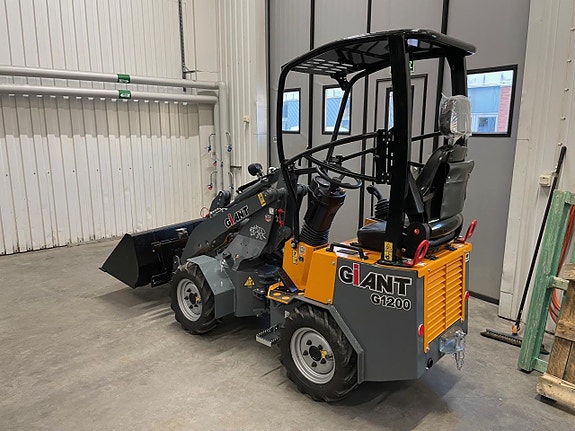 GIANT G1200 minilastare hjullastare 2 of 4