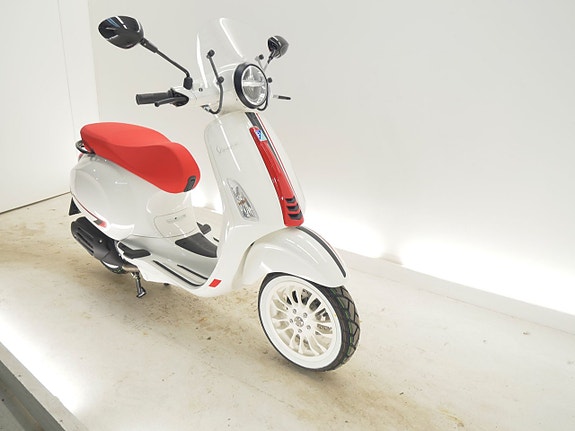 Vespa 50 White "Probike Edition" 3 of 3