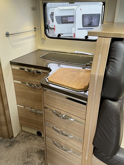 Adria Coral S 690SC 3500kg Queenbed Maxxfan Toppskick! 5 of 21