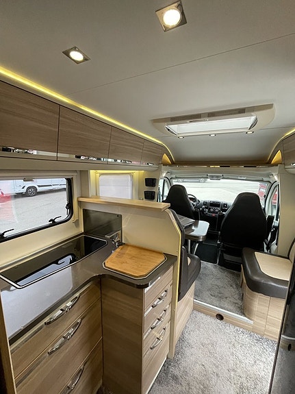 Adria Coral S 690SC 3500kg Queenbed Maxxfan Toppskick! 17 of 21