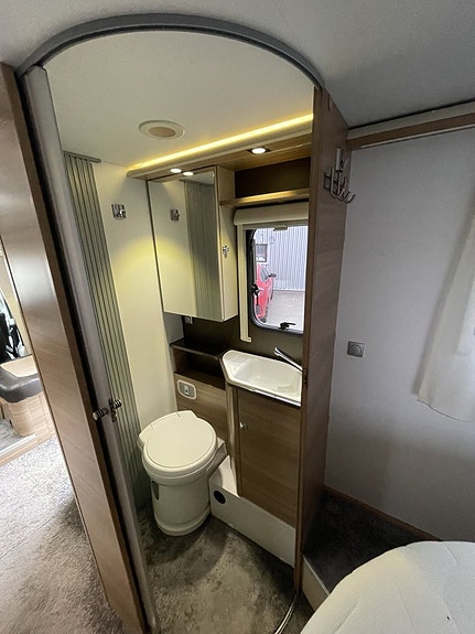 Adria Coral S 690SC 3500kg Queenbed Maxxfan Toppskick! 9 of 21