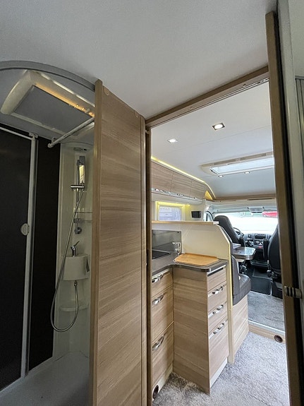 Adria Coral S 690SC 3500kg Queenbed Maxxfan Toppskick! 16 of 21