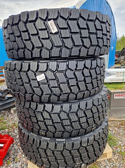 Vinterkampanj vinterdäck 20.5x25 med o utan fälgar 2 of 4