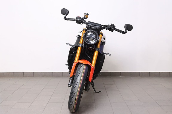 Yamaha XSR900 4 of 14