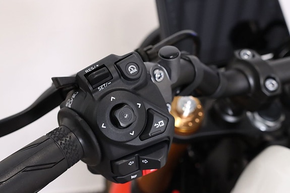 Yamaha XSR900 8 of 14