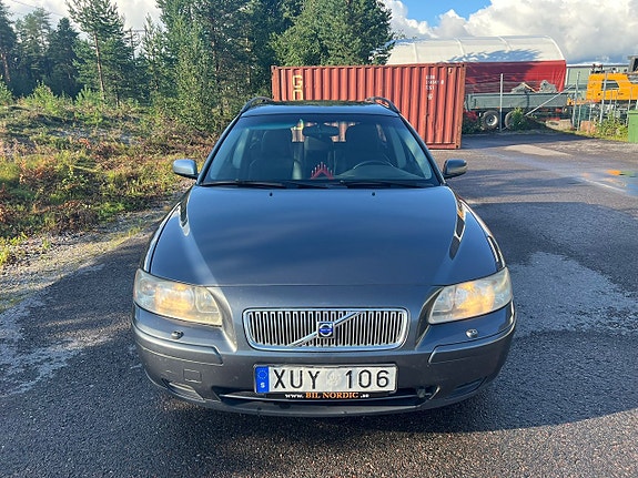 Volvo V70 2 of 7
