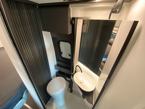 Adria Twin Supreme 640 SGX / Höj & Sänkbar säng / B-körkort / Plåtis / 5695kr/mån 8 of 11