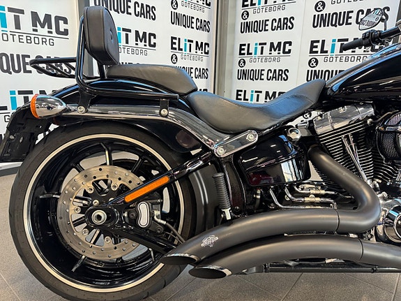 Harley-Davidson Breakout Vance & Hines 4 of 5