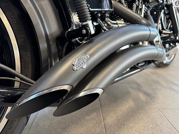 Harley-Davidson Breakout Vance & Hines 6 of 16