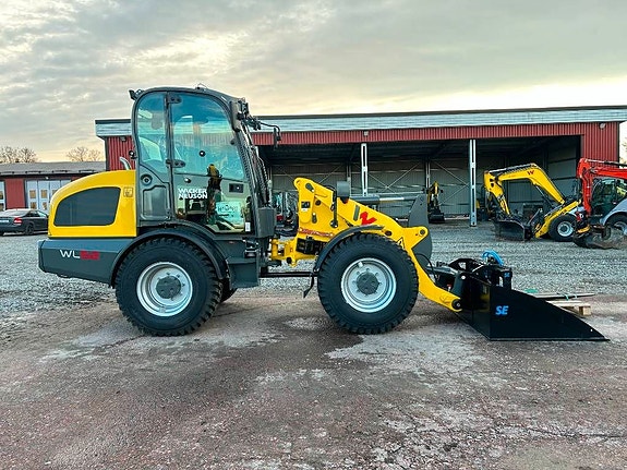 Wacker Neuson WL52 2 of 5