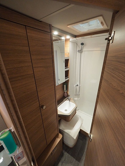 Weinsberg CaraLoft 550 MF Mässerbjudande I 6m I AUT I 155hk I 3500kg 8 of 12