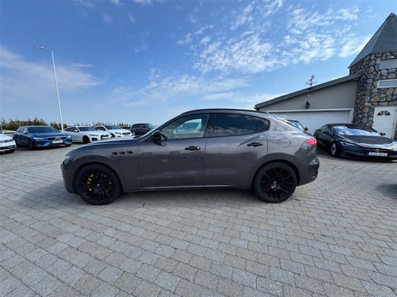 Maserati Levante 2 of 5