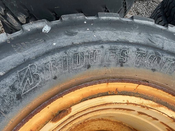 Bridgestone 775 /65 R29 Volvo L180 Wheels 4 of 5