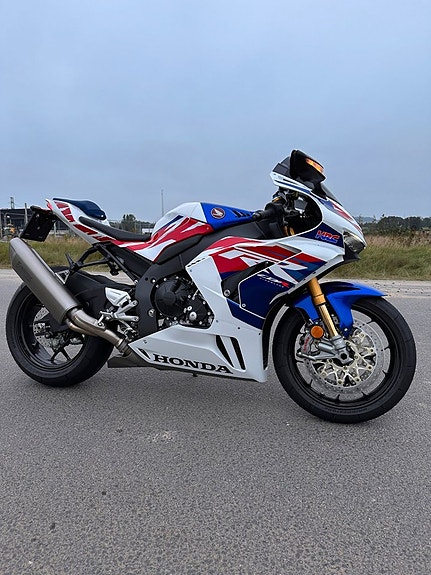 Honda CBR1000RR-R Fireblade SP 30th Anniversary / 20 mil / 2 of 3