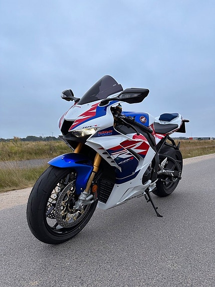 Honda CBR1000RR-R Fireblade SP 30th Anniversary / 20 mil / 3 of 3