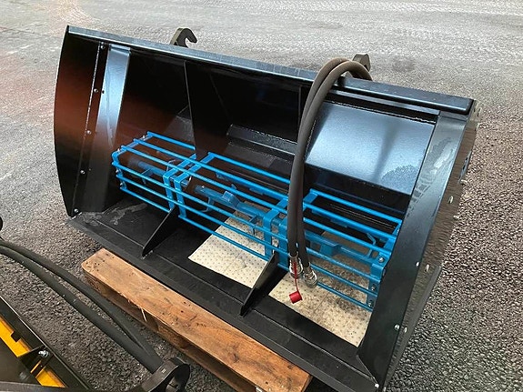SE Equipment  3,35m3 Sandspridarskopa Sandningsskopa omg lev 5 of 5