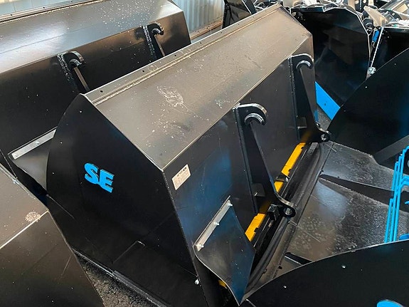 SE Equipment  3,35m3 Sandspridarskopa Sandningsskopa omg lev 3 of 5