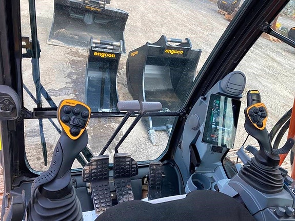 Hitachi ZX 225 US LC 7 of 8