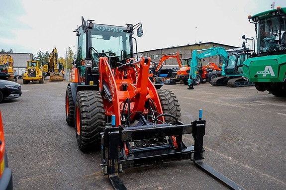 KUBOTA R090 – KRAFTFULL & MÅNGSIDIG HJULLASTARE!