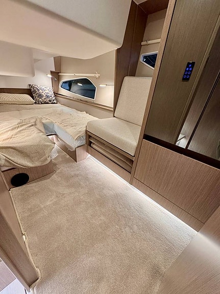 Sealine C335 - 11 x 3,5m - 1 x 440 hk / 2 x 270 hk 9 of 12