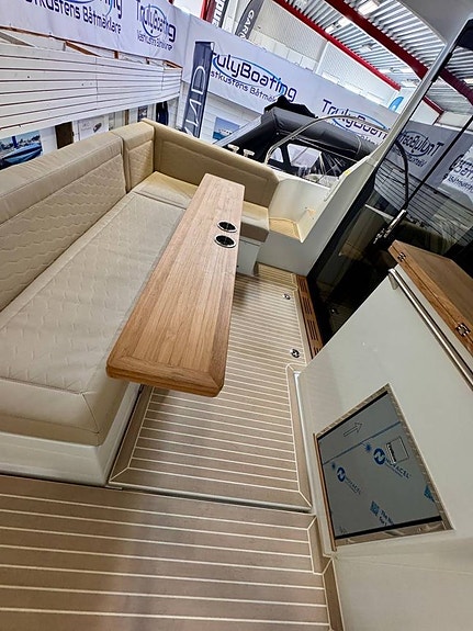 Sealine C335 - 11 x 3,5m - 1 x 440 hk / 2 x 270 hk 11 of 12
