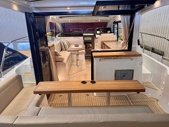 Sealine C335 - 11 x 3,5m - 1 x 440 hk / 2 x 270 hk 2 of 12
