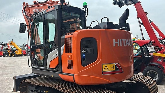 Hitachi ZX 135 US - 7B , UTHYRES 4 of 5