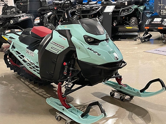 Ski-Doo Freeride 146" 850 E-Tec Turbo R 2024 HUB 10.25" 2 of 5