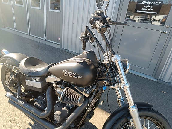 Harley-Davidson Street Bob Twin Cam 96 Svensksåld 2098 Mil 12 of 17