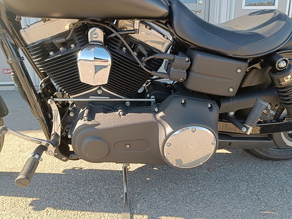 Harley-Davidson Street Bob Twin Cam 96 Svensksåld 2098 Mil 6 of 17