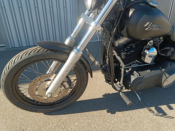 Harley-Davidson Street Bob Twin Cam 96 Svensksåld 2098 Mil 7 of 17
