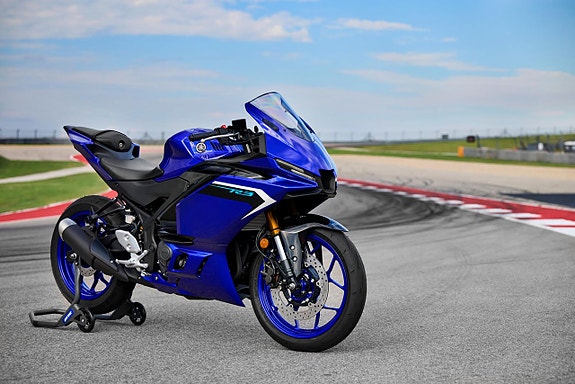 Yamaha R3 2 of 4