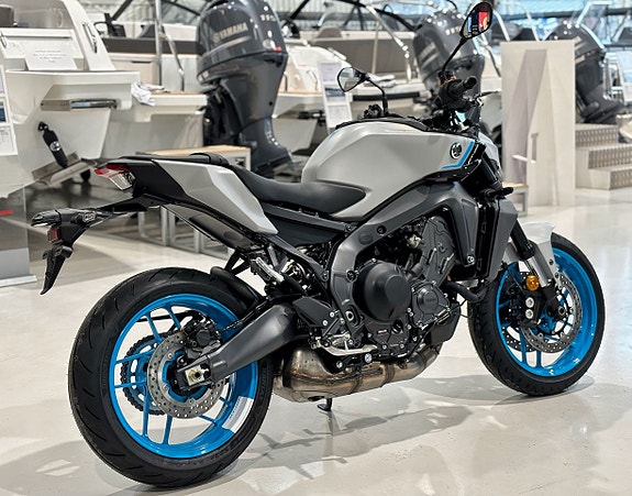 Yamaha MT-09 3 of 8