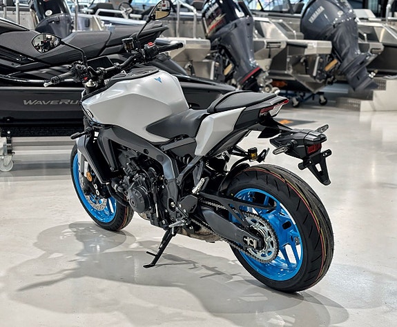 Yamaha MT-09 4 of 8