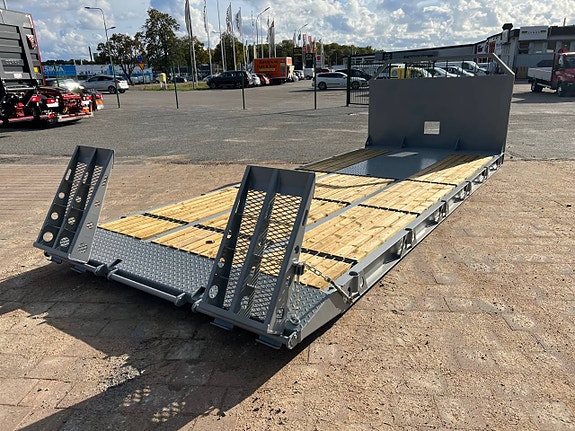 Bilcenter Flaket- Maskinflak med löstagbara ramper