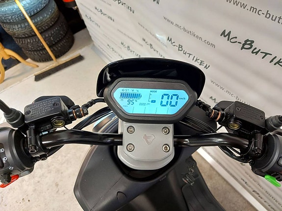 NIU NQi Sport Extended Range El-moped 3 of 4