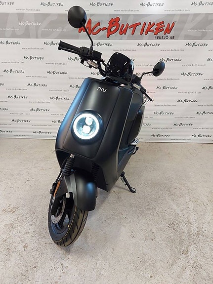 NIU NQi Sport Extended Range El-moped 2 of 4