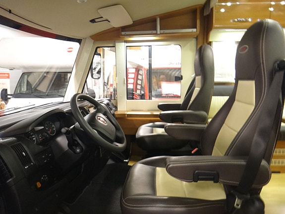 LMC 800 " Queensbed " Taksäng " ALDE " 180 hk " 2 ÄG " 14 of 23