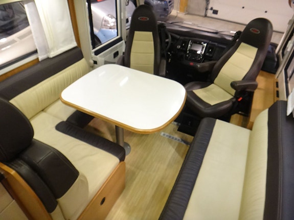 LMC 800 " Queensbed " Taksäng " ALDE " 180 hk " 2 ÄG " 2 of 23