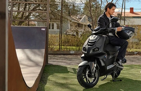 Peugeot Motocycles Speedfight 4  Mad Black 2 of 2