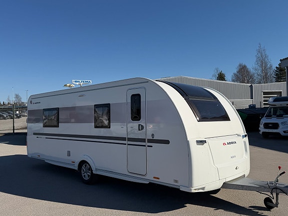 Adria Adora 613 HT Långbäddar - Frontkök - AC - Alde - Ugn!