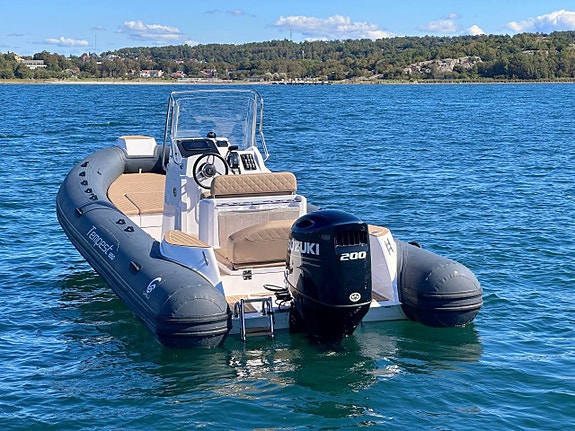 Capelli 650 (2022) med Suzuki DF200