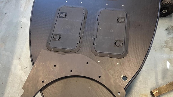 Kit: Kastdäck, 3st Luckor, 2st Boxar, fästplatta fören för e