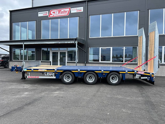 MAX300, 3axlad 24-ton maskintransport kärra med hydr. ramper 2 of 5