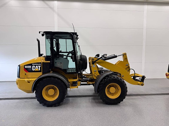 Cat 908M med nya redskap