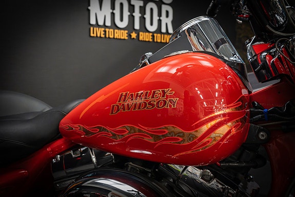 Harley-Davidson Road King CVO (FLHRSE3) "Vance&Hines" 11 of 19